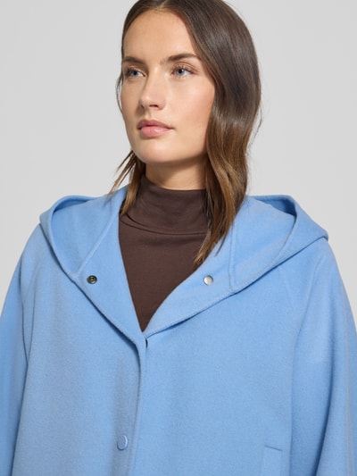 Frauenmodel trägt Boxy Fit Wolljacke mit Kapuze Modell 'OLIATO' von Weekend Max Mara, Optik: Unifarben, Schurwoll-Mix, Nahaufnahme Oberkörper.