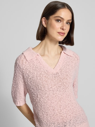 Frauenmodel trägt Strickshirt mit Umlegekragen Modell 'Posilly' von OPUS aus Baumwoll-Mix in Rosa, strukturierte Oberfläche, Nahaufnahme Oberkörper.