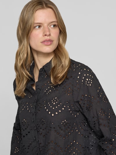 Frauenmodel trägt Regular Fit Langarmbluse aus reiner Baumwolle Modell 'VILDE' von Pieces mit Lochstickerei-Optik, feines Twillgewebe, Nahaufnahme Oberkörper.