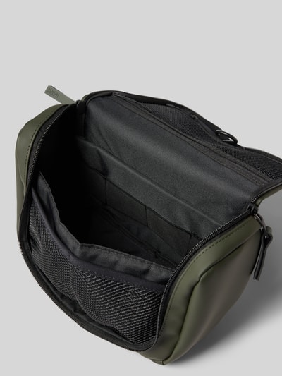 Produktfoto, Kulturtasche mit Label-Print Modell 'Texel Wash' von Rains in Olivgrün, mesh-gefütterte Innenfächer, Steckfächer, Innenansicht
