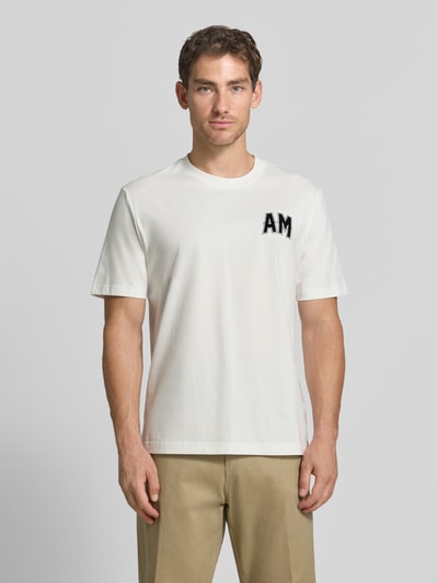 Mannelijk model draagt Relaxed Fit T-Shirt uit puur katoen van Antony Morato, labelpatch, ronde hals, ruglengte maat M 70 cm, full body frontaal.