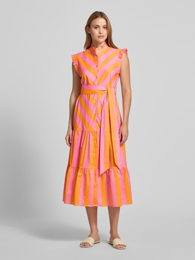 Vrouwenmodel draagt Midikleid met Rüschenbesatz van Christian Berg Woman in oranje en roze strepen, puur katoen, getailleerd, met ruches, opstaande kraag, mouwloos design, afneembare tailleband, knoopsluiting, ruglengte maat 36: 116 cm, borstwijdte maat 36: 48 cm, geheel vooraanzicht.