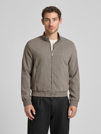 Männermodel trägt Jacke aus Schurwoll-Mix mit Zweiwege-Reißverschluss von Emporio Armani in Grau, strukturierte Oberfläche, Ganzkörperansicht von vorne. Regular Fit, Stehkragen, Eingrifftaschen, elastische Bündchen, dezente Textur, Rückenlänge 63 cm, Schulterbreite 45 cm, Brustweite 53 cm, Ärmellänge 67 cm.
