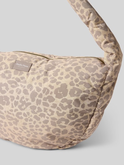 Produktfoto, beżowa torebka w wzór na całej powierzchni, model 'Puffy Cross Body Bag' od STUDIO NOOS, główna przegroda z zamkiem błyskawicznym, detal z logo, uchwyt, szerokość w rozmiarze 1: 33 cm, długość w rozmiarze 1: 46 cm, głębokość w rozmiarze 1: 10 cm, długość paska na ramię w rozmiarze 1: 80 cm