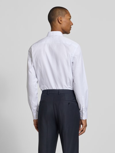 Männermodel trägt weißes Slim Fit Businesshemd in Premiumqualität von Jake*s, glatte Textur, Ganzkörperansicht Rückansicht.