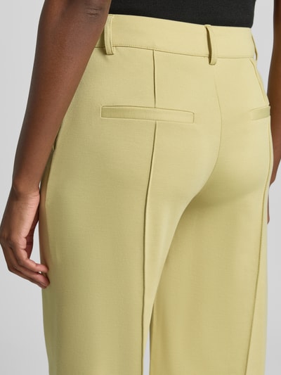 Frauenmodel trägt Hose mit weitem Bein und Längsnähten Modell 'KATE' von ICHI, Material-Mix mit Viskose-Anteil, Detailaufnahme Rückansicht.