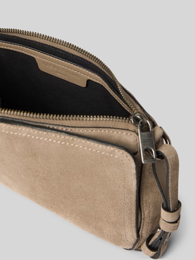 Produktfoto, Crossbody Bag aus echtem Leder Modell 'CLARICE' von LIEBESKIND BERLIN in beige mit sichtbarer Struktur, Reißverschluss, Logo-Detail, Hauptfach und schwarzem Innenfutter, Kontext: Damen Crossbody Bag, Maße 26x14x7 cm, Schulterriemen 128 cm
