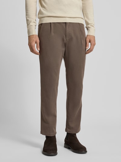 Męski model nosi Regular Fit Hose mit Bundfalten Modell 'CHASY' od Drykorn, kolor brązowy, lyocell z bawełną, zbliżenie na spodnie, widok z przodu