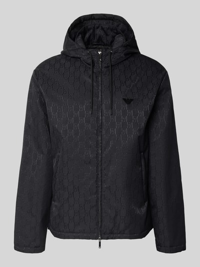 Produktfoto, Regular Fit Jacke mit Allover-Logo-Print von Emporio Armani in Schwarz mit Kapuze und Zweiwege-Reißverschluss, Logo-Applikation, strukturierte Oberfläche