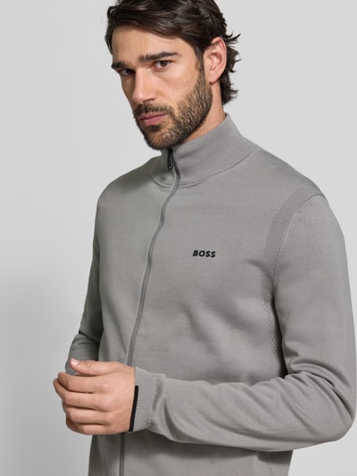 Männermodel trägt graue Regular Fit Sweatjacke aus reiner Baumwolle Modell 'KN_EVER-X FZ' von BOSS Green, Nahaufnahme Oberkörper.
