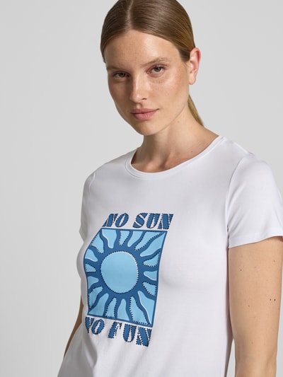 Vrouwenmodel draagt T-shirt met motiefprint en ronde hals van Zero, mix van katoen en elastaan, regular fit, ruglengte maat 36: 53 cm, wit met blauw vierkant printmotief, close-up bovenlichaam vooraanzicht.