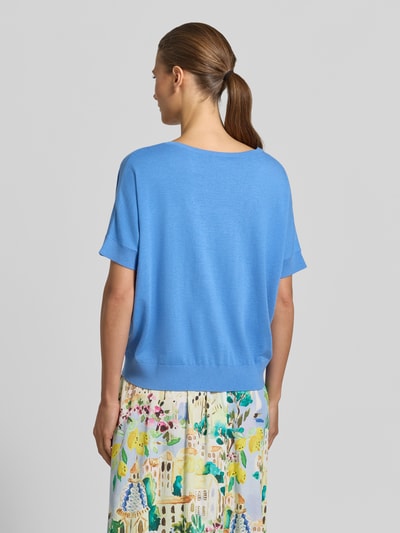 Frauenmodel trägt Strickshirt aus Viskose-Mix mit V-Ausschnitt von Milano Italy in Blau, Regular Fit, 1/2-Arm, Rückenlänge 54 cm, Ganzkörperansicht Rückansicht.