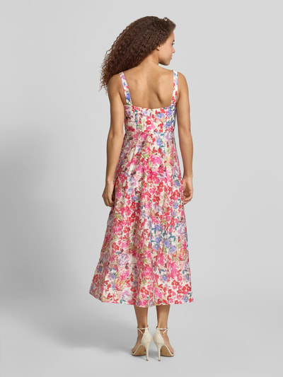 Frauenmodel trägt Cocktailkleid im Allover-Look Modell 'LILAH' von Bardot aus Lyocell-Mix mit buntem Blumenmuster, Ganzkörperansicht Rückansicht.