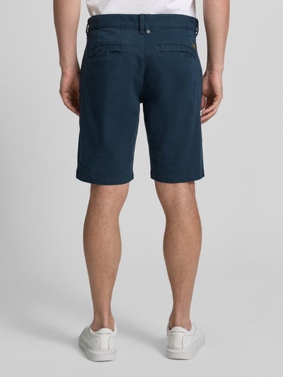 Männermodel trägt Shorts mit Eingrifftaschen von PME Legend aus Baumwoll-Elasthan-Mix in Dunkelblau, Regular-Fit, Ganzkörperansicht Rückansicht. Bundweite bei Größe 32: 45 cm, Innenbeinlänge bei Größe 32: 26 cm, Gesäßtaschen.