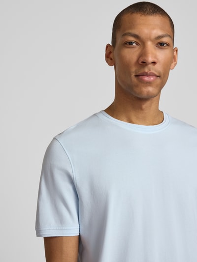 Mężczyznamodel nosi Regular Fit T-Shirt mit Rundhalsausschnitt Modell 'Lao' von CINQUE, jasnoniebieski, mieszanka bawełny, elastyczne zakończenia rękawów, długość tyłu w rozmiarze M: 65 cm, zbliżenie na górną część ciała
