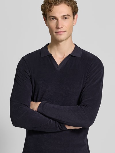 Männermodel trägt Longsleeve mit Polokragen und V-Ausschnitt Modell 'BOLL' von CINQUE, dunkelblau, Baumwolle, Nahaufnahme Oberkörper.