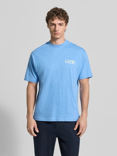 Männermodel trägt T-Shirt aus Baumwolle mit rückseitigem Print von MCNEAL in Blau, Relaxed-Fit, Rundhalsausschnitt, Herren T-Shirt, Ganzkörperansicht von vorne.