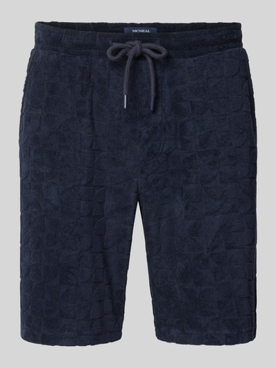 Produktfoto, Shorts mit Strukturmuster und Eingrifftaschen von MCNEAL in Dunkelblau, Baumwoll-Mix, Straight Fit, Kordelzug, Gesäßtasche, Bundweite 44 cm, Innenbeinlänge 24 cm, Größe M