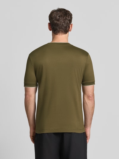 Männermodel trägt olivgrünes Slim Fit T-Shirt aus reiner Baumwolle Modell 'Tessler 195' von BOSS, Herren T-Shirt, Ganzkörperansicht Rückansicht.