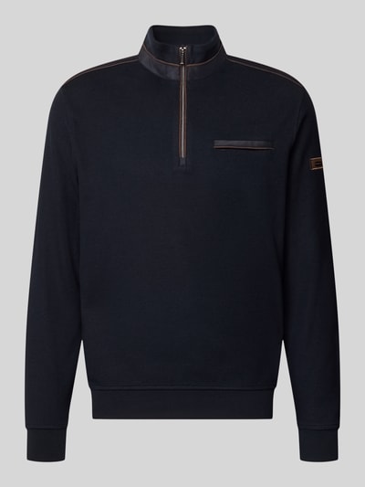 Produktfoto, Sweatshirt mit Stehkragen und Reißverschluss von bugatti aus Baumwoll-Mix in Dunkelblau, Regular Fit, sichtbare Brusttasche, Label-Detail.