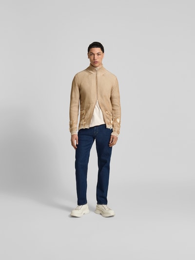Männermodel trägt Straight Fit Jeans mit Logo-Patch von Closed, Dunkelblau, Baumwoll-Mix, 5-Pocket-Design, Ganzkörperansicht von vorne.