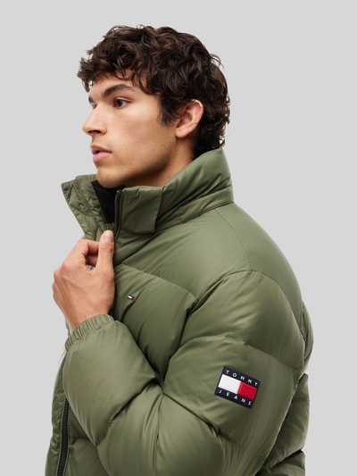 Tommy Jeans Relaxed Fit Daunenjacke mit Kapuze Oliv 3