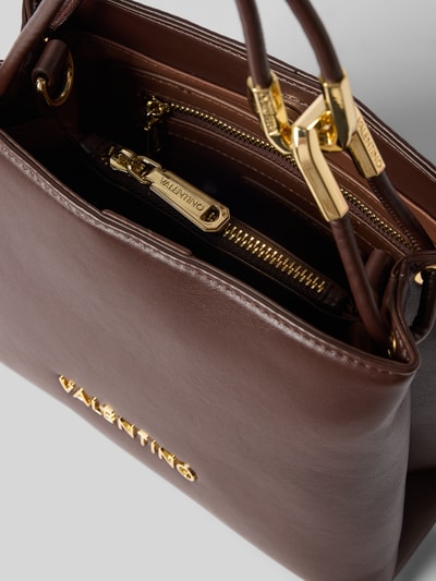 Produktfoto, glatte braune Oberfläche, goldfarbener Label-Schriftzug, sichtbarer Reißverschluss, Umhängetasche mit Label-Schriftzug Modell 'FABLE RE' von Valentino Bags, Damen Umhängetasche