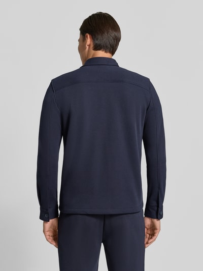 Männermodel trägt Overshirt mit Knopfleiste von MCNEAL in Dunkelblau, Material-Mix mit Baumwoll-Anteil, gerader Schnitt, Ganzkörperansicht Rückansicht.