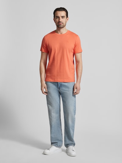 Männermodel trägt Regular Fit T-Shirt aus reiner Baumwolle von Tom Tailor, Optik: Unifarben, Passform: Regular-Fit, Logo-Stitching, Rundhals, Ärmelform: Kurzarm, Material: Reine Baumwolle, Ganzkörperansicht von vorne.