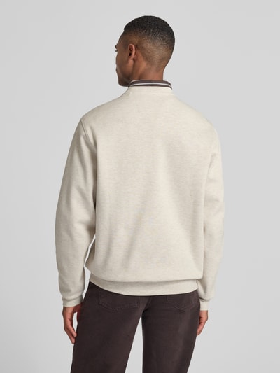 Mannelijk model draagt Sweatshirt met Label-Print van Guess in katoenmix, regular fit, beige tinten, geribde boorden, rugaanzicht.