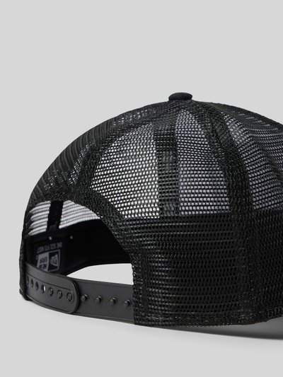 Produktfoto, Trucker Cap mit Location Patch von New Era aus reiner Baumwolle mit schwarzem Mesh und Snapback, Rückansicht