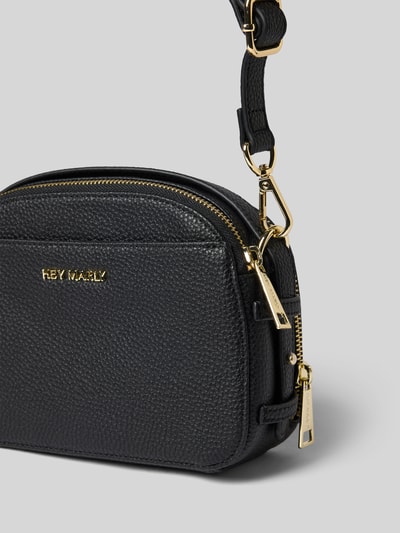 Produktfoto, Crossbody Bag aus Leder-Mix von Hey Marly in Schwarz mit goldfarbenen Details, Reißverschlussfächern und Label-Details, strukturierte Oberfläche, verstellbarer Schulterriemen, Damen Crossbody