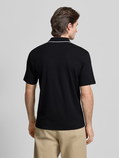 Männermodel trägt Regular Fit Poloshirt aus reiner Baumwolle Modell 'DALUMO' von HUGO, Schwarz, kurzarm, Ganzkörperansicht Rückansicht.