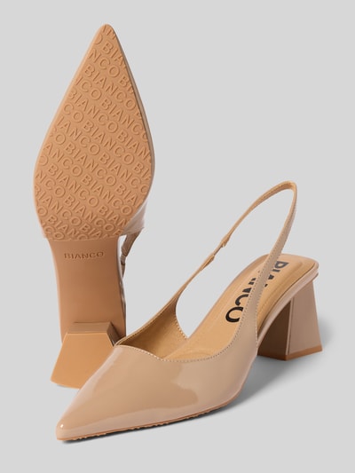 Produktfoto, Pumps mit Blockabsatz von BIANCO in Beige mit spitz zulaufender Vorderkappe, elastischem Riemen und 6 cm hohem Absatz