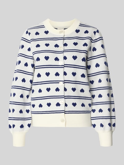Produktfoto, Regular Fit Cardigan mit Allover-Motiv-Stitching Modell 'Brielle' von ICHI, Damen, Strick-Optik, Rundhalsausschnitt, durchgängige Knopfleiste, elastische Abschlüsse, Rückenlänge 57 cm, Ärmellänge 60 cm, weiße Grundfarbe mit blauen Herzmotiven und Streifen.