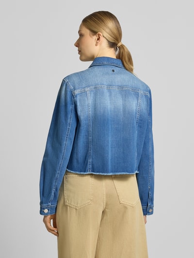 Vrouwenmodel draagt Cropped Jeansjacke mit Fransen van Marc Cain, mix van katoen en elastaan, kort, knoopsluiting, borstzak, franjes, ruglengte maat 38: 49 cm, schouderbreedte: 39 cm, borstwijdte: 50 cm, mouwlengte: 60 cm, volledige rugaanzicht.