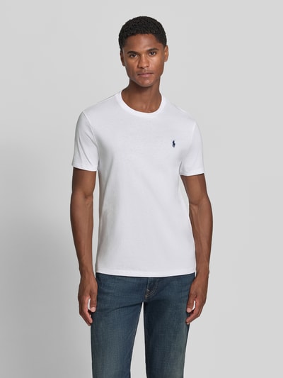 Männermodel trägt weißes Regular Fit T-Shirt-Set aus reiner Baumwolle von Polo Ralph Lauren, dezente Logo-Stickerei, Ganzkörperansicht von vorne, Herren T-Shirt-Set von Polo Ralph Lauren