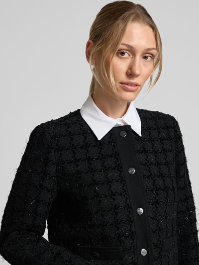 Frauenmodel trägt Regular Fit Blazer mit Woll-Anteil Modell 'GIACCA KATE' von Liu Jo White, Strukturmuster, Nahaufnahme Oberkörper.