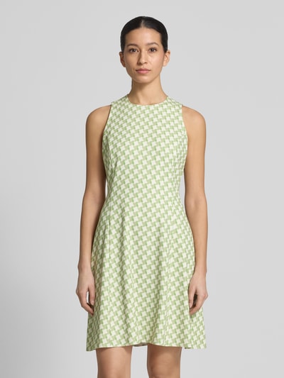 Frauenmodel trägt tailliertes Freizeitkleid mit Allover-Muster Modell 'Kaseli-1' von HUGO, Mehrfarbig, Mini-Länge, Rundhals-Ausschnitt, Flammgarn, Label-Applikation, breite Träger, Nahtreißverschluss hinten, Optik:Allover-Muster, Passform: Tailliert, Muster: abstrakt, Nahaufnahme Oberkörper.
