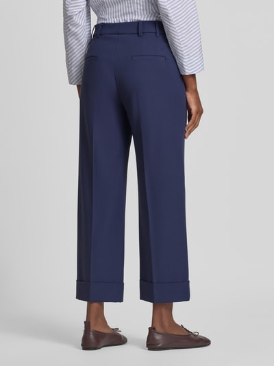 Frauenmodel trägt Wide Fit Hose mit Viskose-Anteil von windsor. in Dunkelblau, elastischer Material-Mix, verkürzte Passform, Ganzkörperansicht Rückansicht.