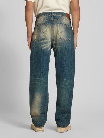 Mannenmodel draagt Straight Fit Jeans aus Baumwolle van Kenzo, puur katoen, used-look, 5-pocketmodel, bandwijdte maat 32: 44 cm, binnenbeenlengte 81 cm, geheel van achteren