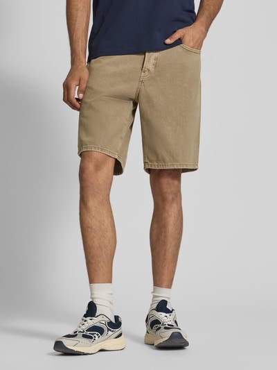 Männermodel trägt Regular Fit Jeansshorts aus reiner Baumwolle Modell 'EDGE' von Only & Sons in Beige mit 5-Pocket-Design, Ganzkörperansicht von vorne.