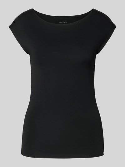 Produktfoto, schwarzes T-Shirt mit U-Boot-Ausschnitt und Label-Detail von Marc Cain aus Baumwoll-Mix mit Stretch, körpernah geschnitten.