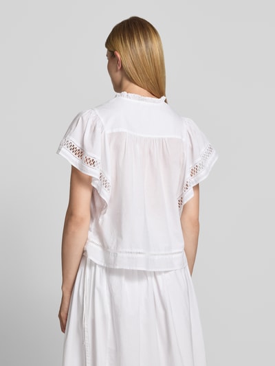 Frauenmodel trägt Regular Fit Bluse mit Schnürung und Lochstickerei von Oui aus reiner Baumwolle, Rückansicht, Ganzkörperansicht.