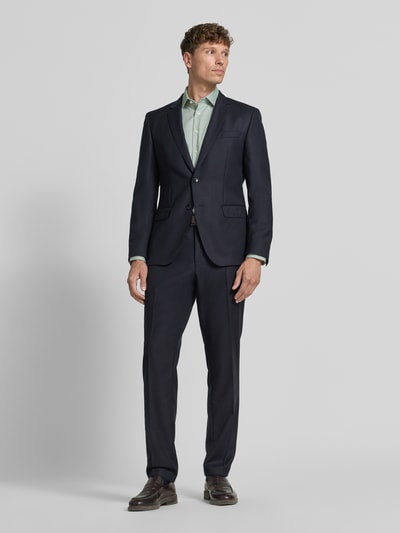 Männermodel trägt Regular Fit Business-Hemd mit Kentkragen van Christian Berg Men in lichtgroen, puur katoen, met lange mouwen, knoopsluiting, zakelijk overhemd, ruglengte 78 cm, schouderbreedte 45 cm, mouwlengte 65 cm, Ganzkörperansicht von vorne.