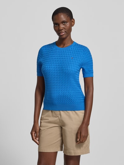 Vrouwenmodel draagt Slim Fit T-shirt uit puur katoen van Tommy Hilfiger, look: effen kleuren met kabelpatroon, logodetail, ronde hals, korte mouw, rompzoom en mouwboord geribd, materiaalverwerking: knitwear, blauw, Ganzkörperansicht van voren.