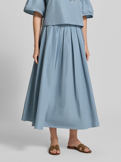 Frauenmodel trägt Midi-Rock mit Baumwoll-Anteil Modell 'FORMICA' von Weekend Max Mara, Optik: Unifarben, Passform: Ausgestellt, Länge: Midi, Kellerfalte, Nahtreißverschluss, Bundabschluss: Elastisch, Saum: Gerade, Seitliche Eingrifftaschen, Ganzkörperansicht von vorne.