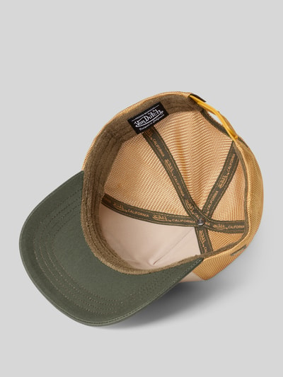 Produktfoto, Trucker Cap mit Label-Patch Modell 'Terry' von Von Dutch aus Baumwoll-Mix, verstärkter Schirm, verstellbarer Riegel an Rückseite, Farben Olivgrün und Beige, grobes Mesh-Material für Struktur und Textur.