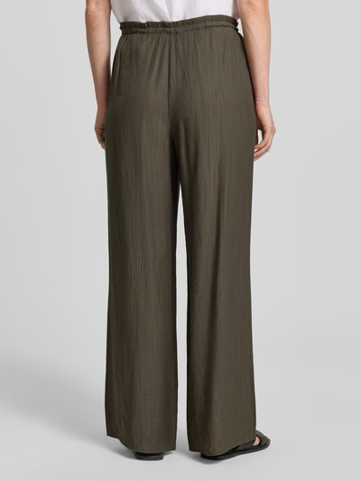 Frauenmodel trägt Wide Fit Stoffhose aus Viskose-Mix Modell 'Marou' von OPUS mit Strukturmuster und elastischem Bund, Ganzkörperansicht Rückansicht. Bundweite 113 cm, Innenbeinlänge 78 cm, Größe 36.