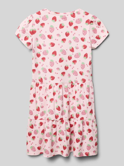 Mädchen trägt Leicht ausgestelltes Freizeitkleid aus Baumwoll-Mix von s.Oliver RED LABEL, rosa mit Erdbeerprint, kurzarm, Rundhals, Ganzkörperansicht Rückansicht.